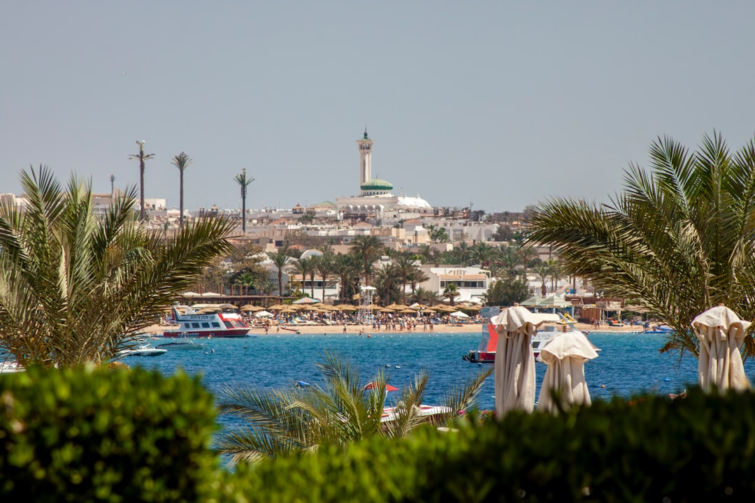 Marsa Alam contre Hurghada : comparaison des plages de la mer Rouge