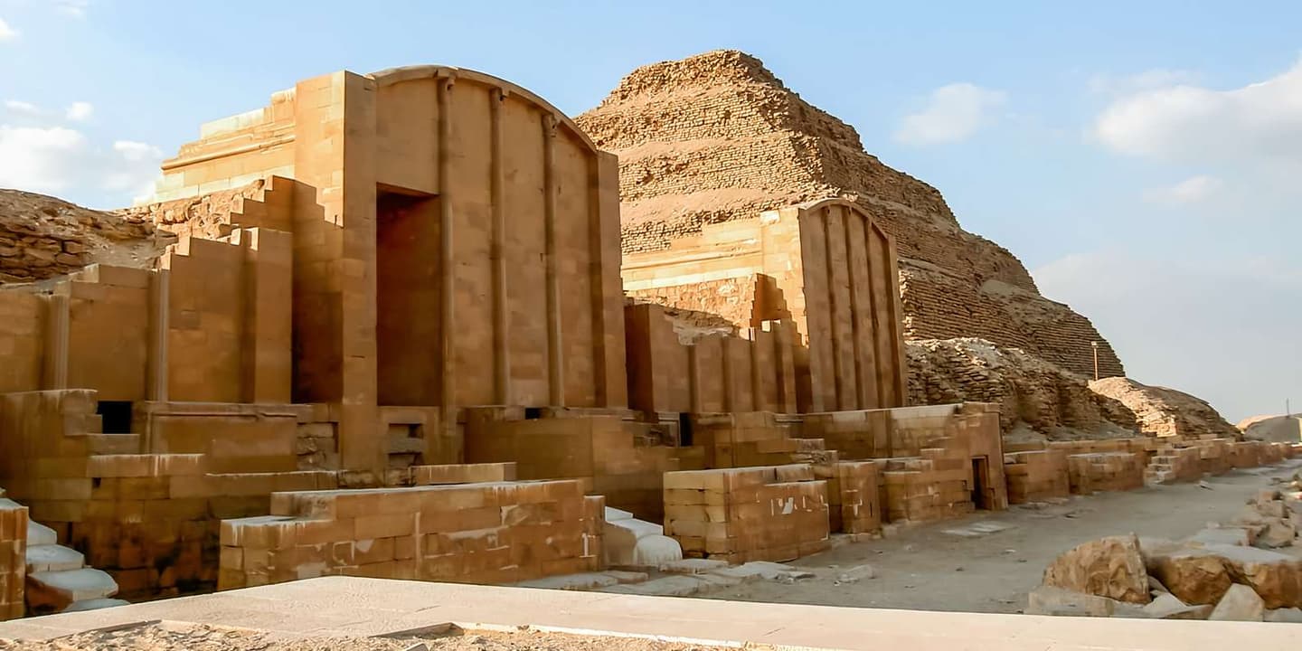 Cairo: Pyramids, Saqqara & Memphis Tour with Lunch