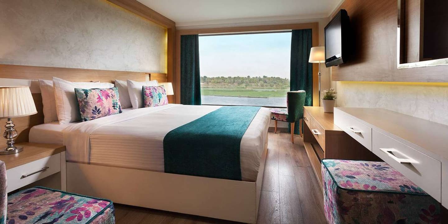 From Aswan: Overnight Nile Cruise to Luxor with Meals