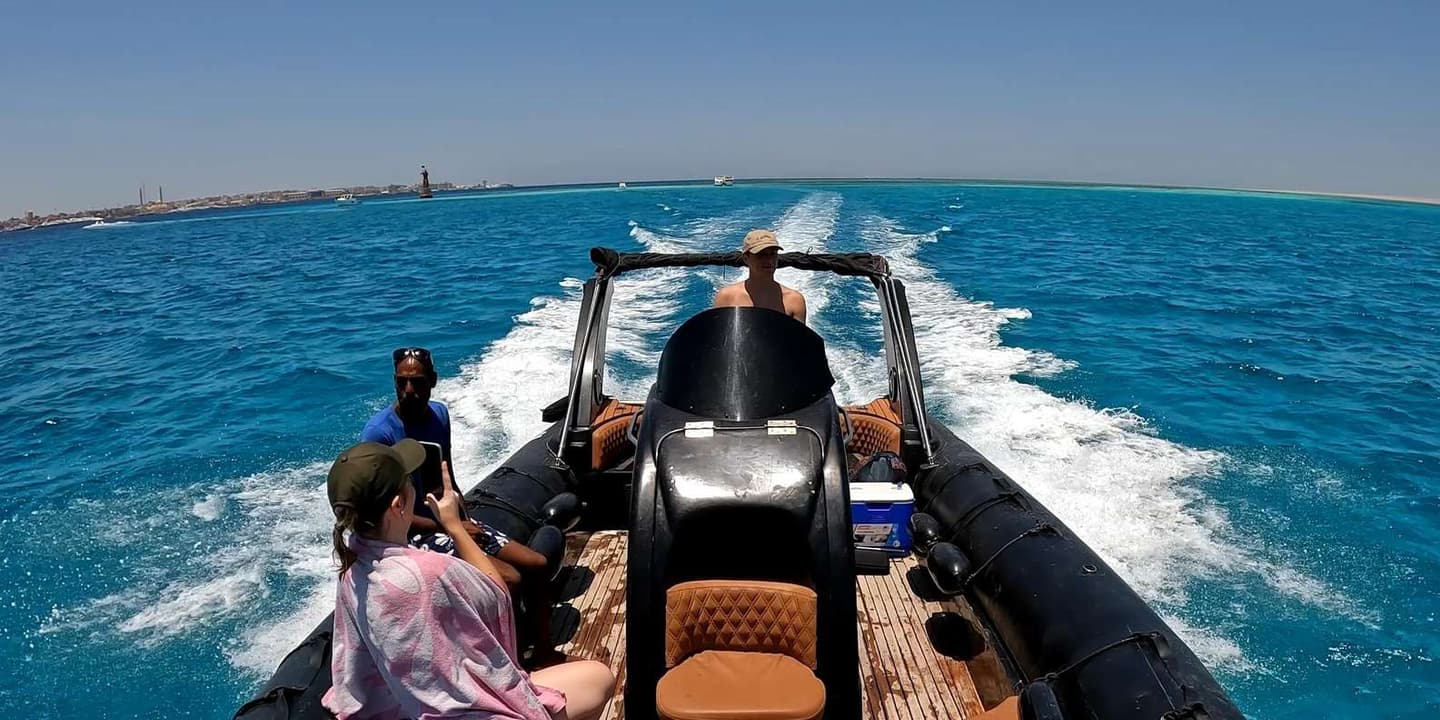Hurghada: 3-Island Speedboat, Dolphin Watching & Snorkeling