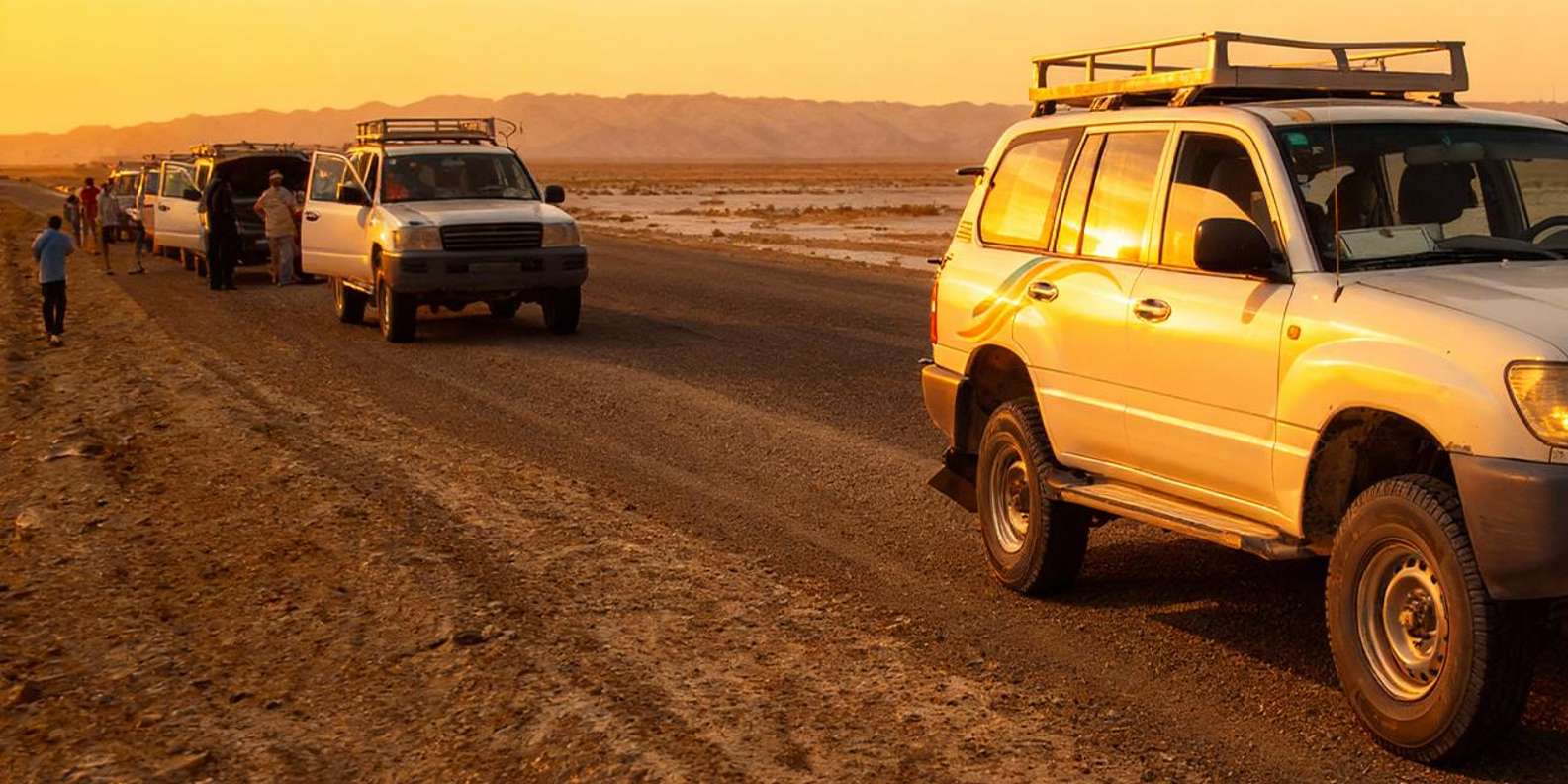 Hurghada: Desert Jeep Safari with Dinner and Show