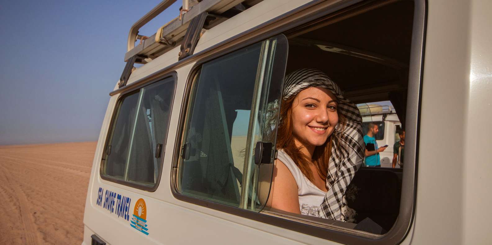 Hurghada: Desert Jeep Safari with Dinner and Show