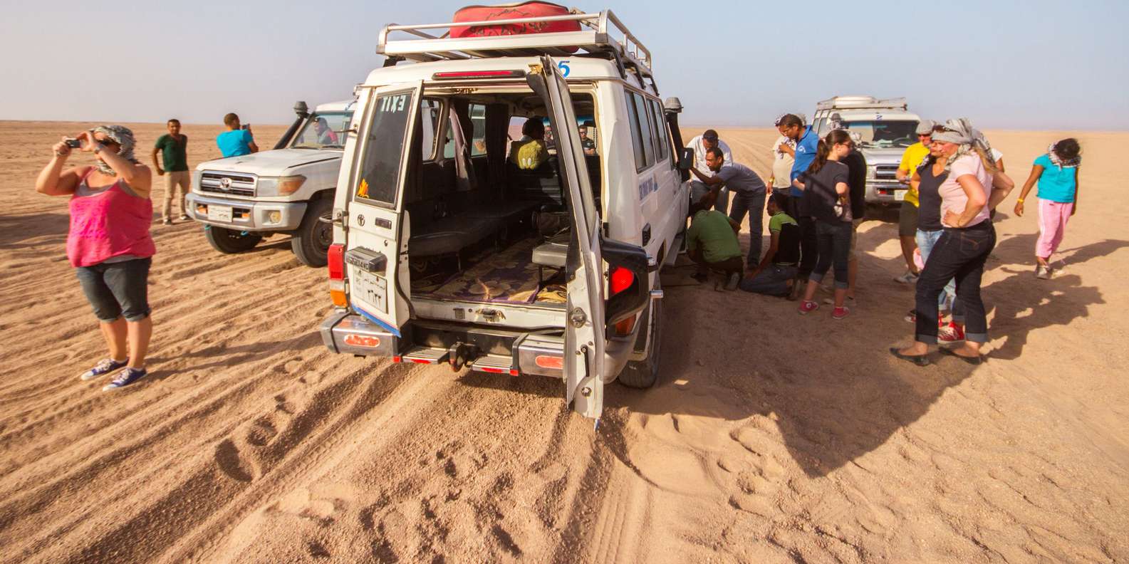 Hurghada: Desert Jeep Safari with Dinner and Show