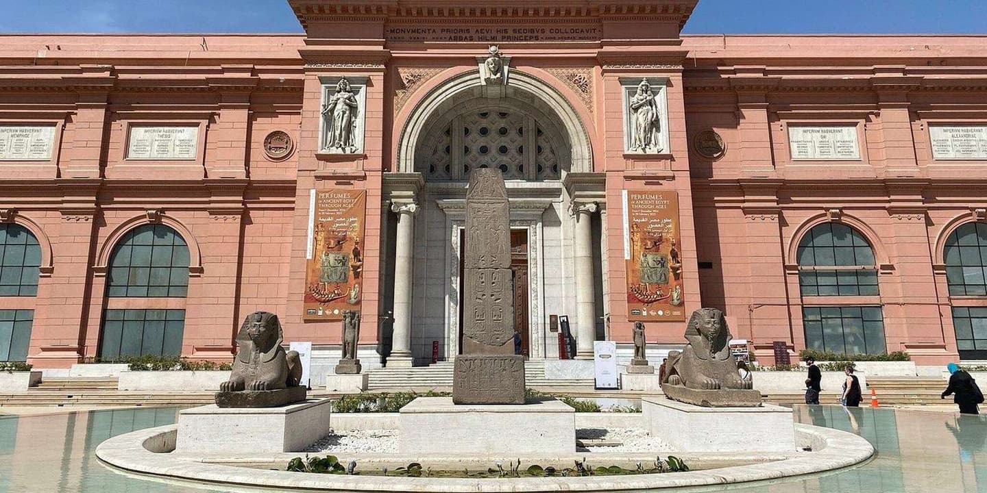 Hurghada: Cairo Day Trip by Flight, Pyramids & Museum