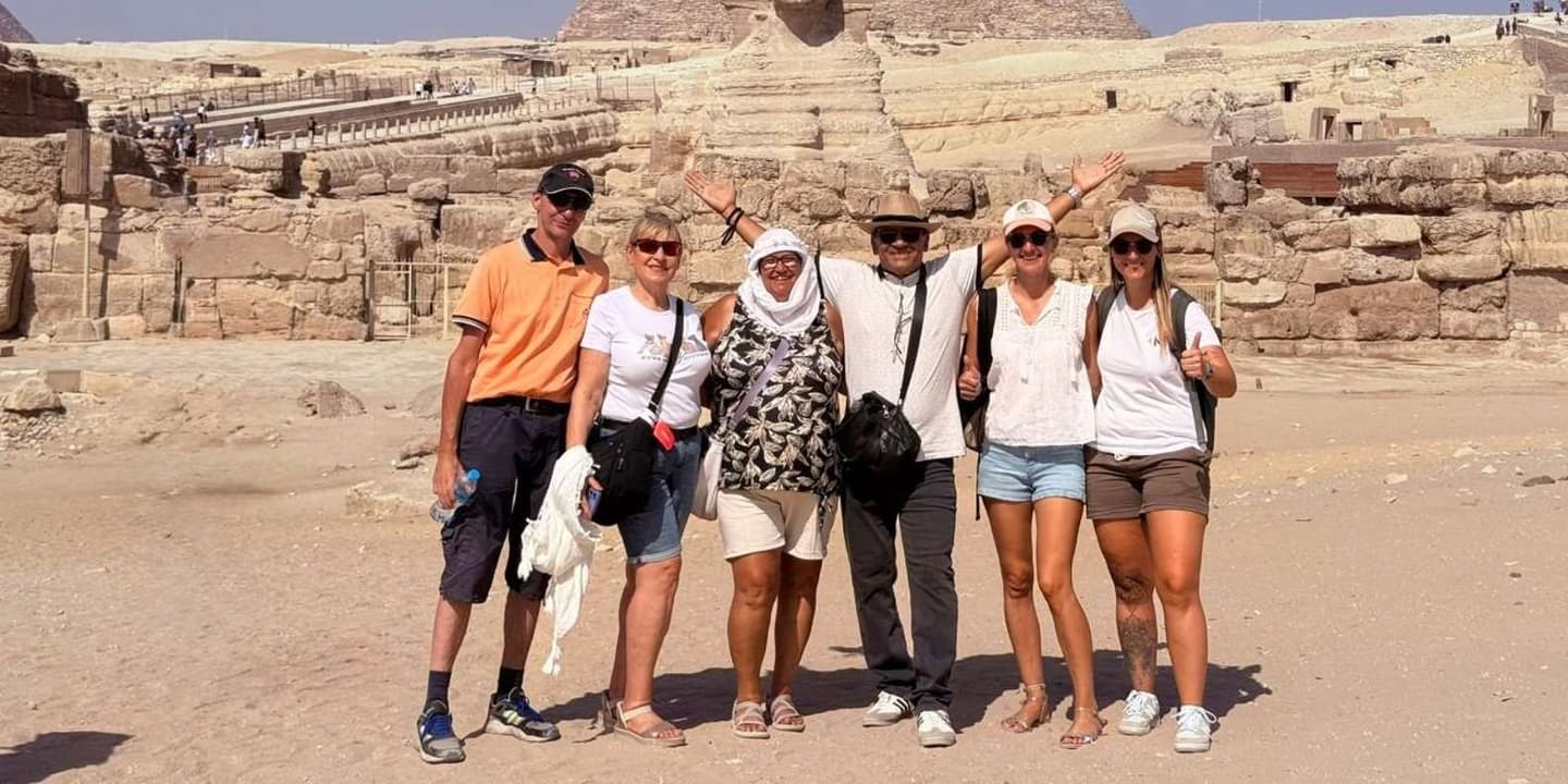 Hurghada: Cairo Day Trip by Flight, Pyramids & Museum