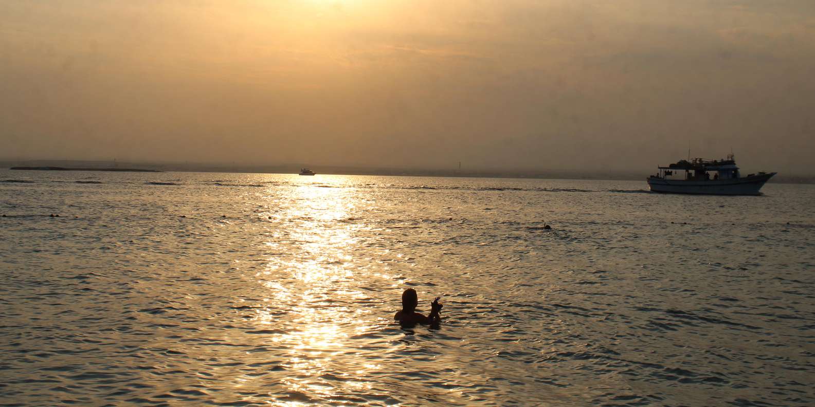 Hurghada: Sunset Yacht Cruise & Snorkelling