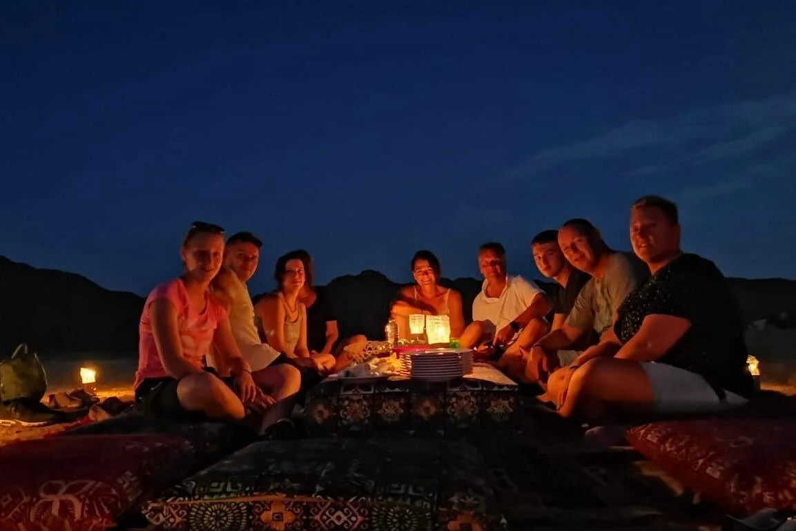 dining in the desert - Image 1