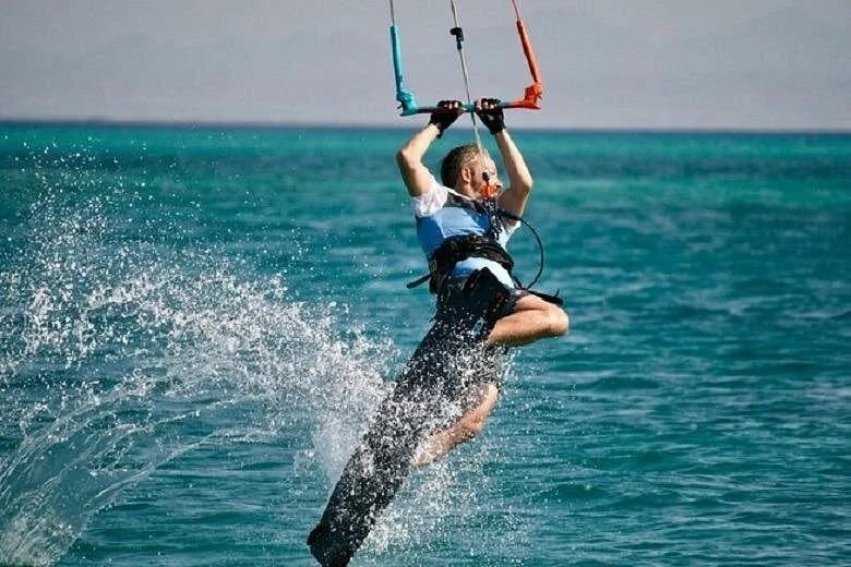kite surfing experience 3 days of thrills await hurghada - Image 1