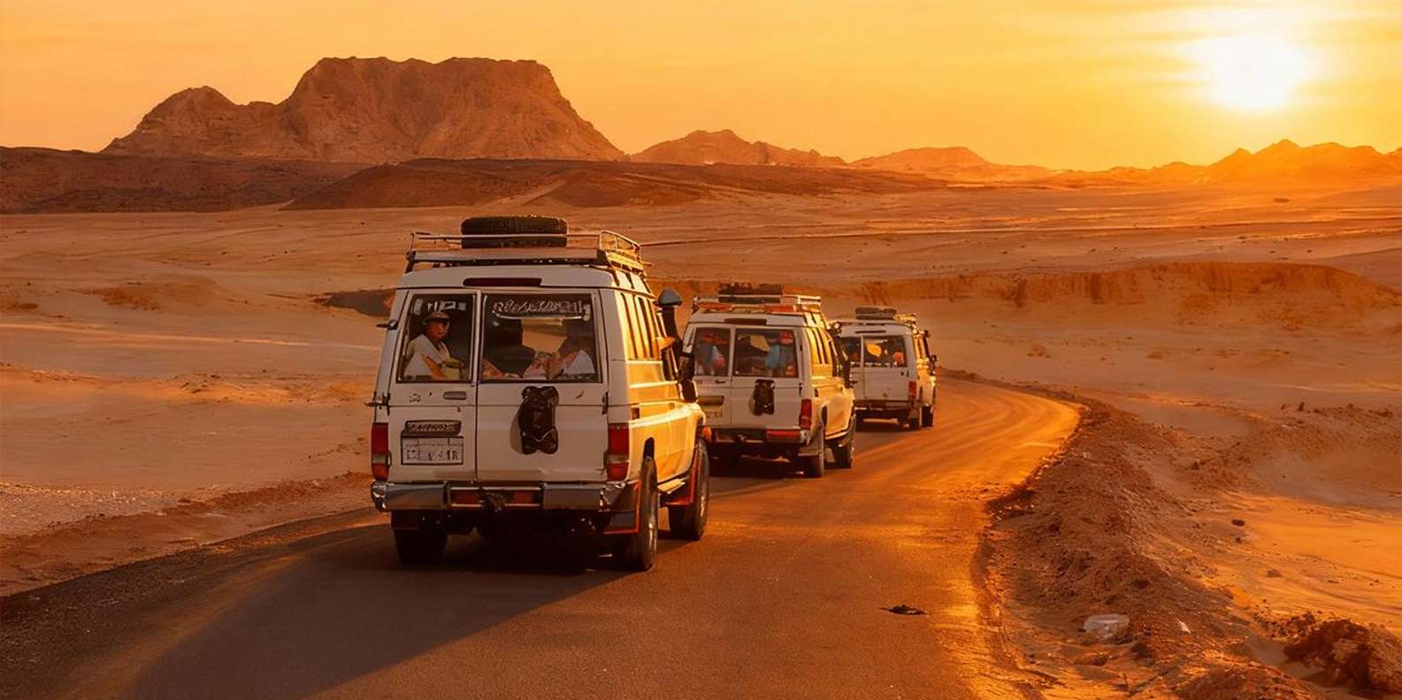 Hurghada: Desert Jeep Safari with Dinner and Show