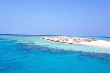 6 Islands Tour with Dolphin Watching and Snorkelling - Image 1